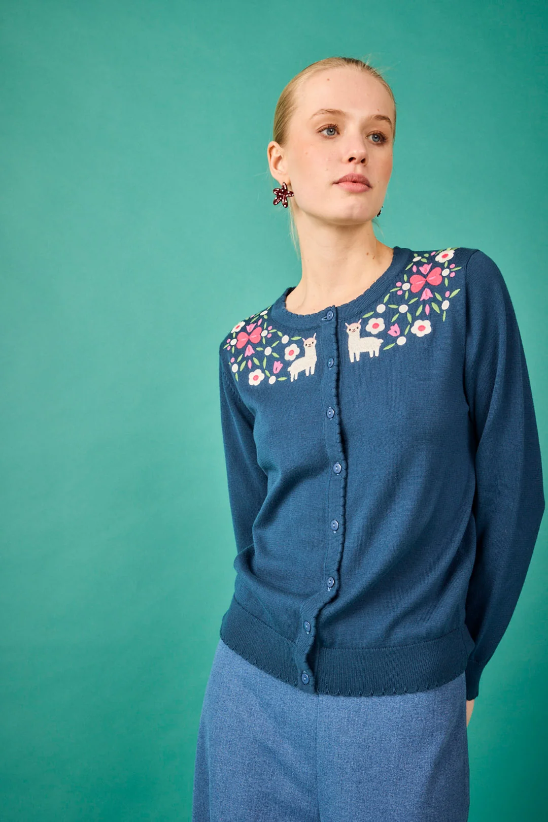 CARDIGAN LLAMAS Y FLORES